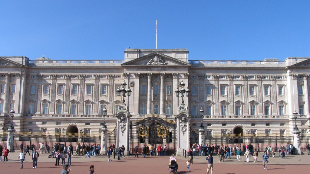 How many apartments are in buckingham palace?