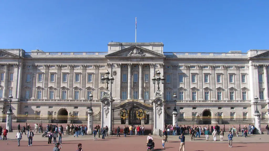 How high is buckingham palace?