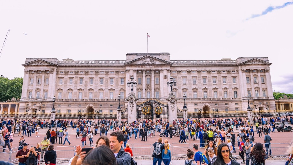 How far from buckingham palace to westminster?