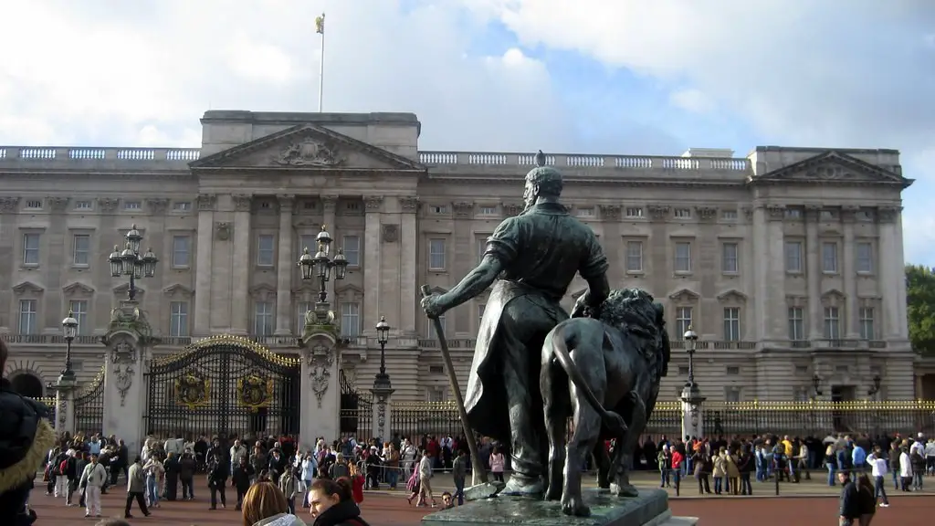 Can you take pictures with the buckingham palace guards?