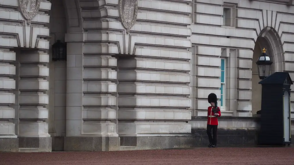 Do the queen’s guards live at buckingham palace?