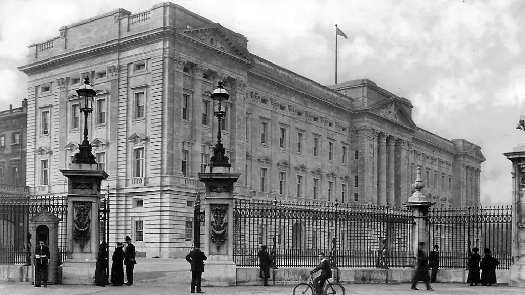 How big buckingham palace?