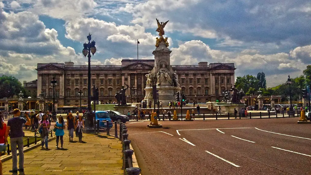 Why is buckingham palace so big?