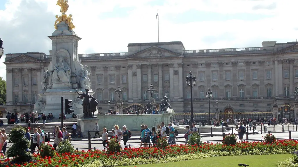 How many acres is buckingham palace grounds?