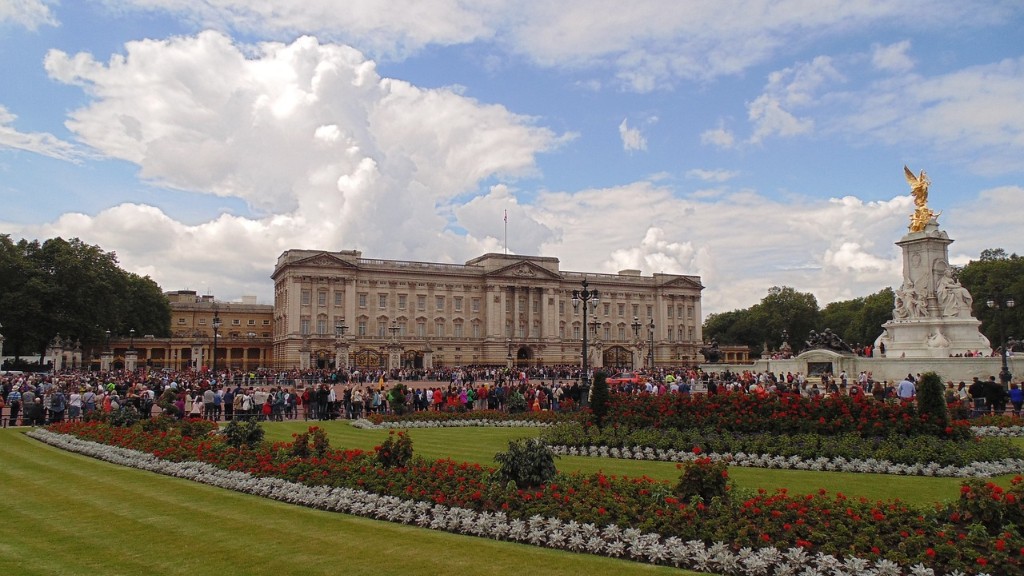 Does buckingham palace have a swimming pool?