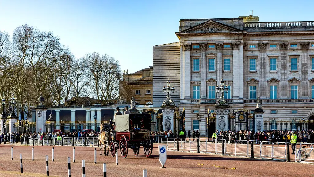 What is the difference between buckingham palace and windsor castle?