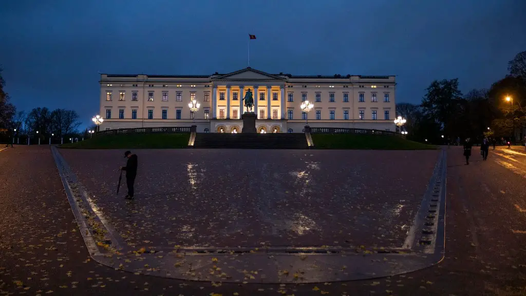 How much do buckingham palace guards get paid?