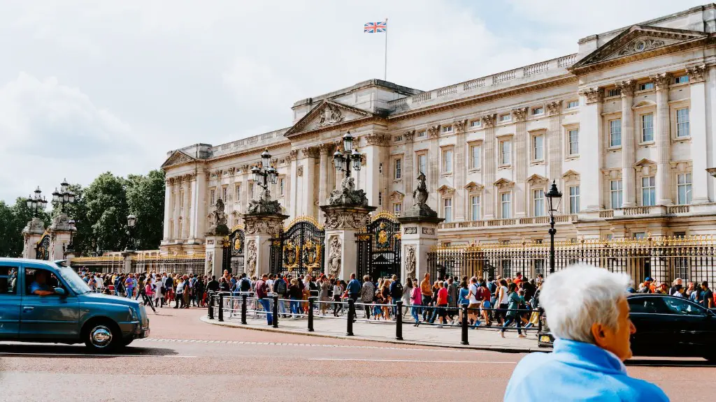 Why is buckingham palace so big?