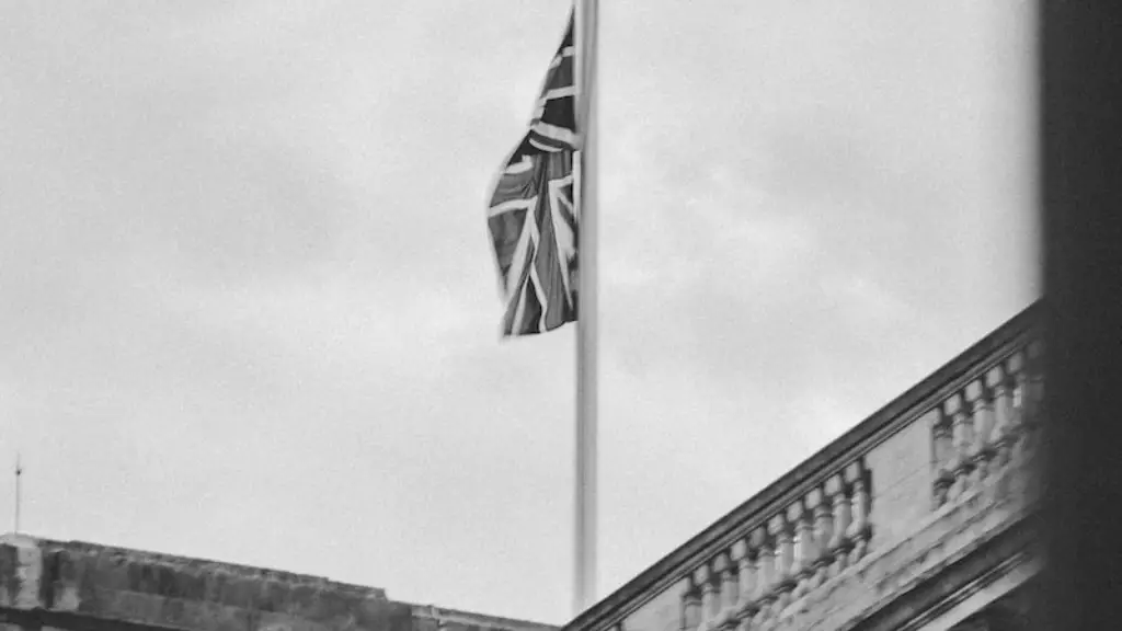 How often do they change the guards at buckingham palace?