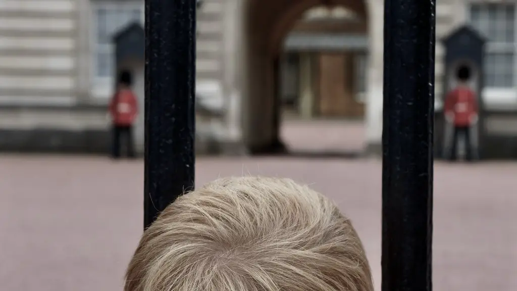 How far is trafalgar square from buckingham palace?