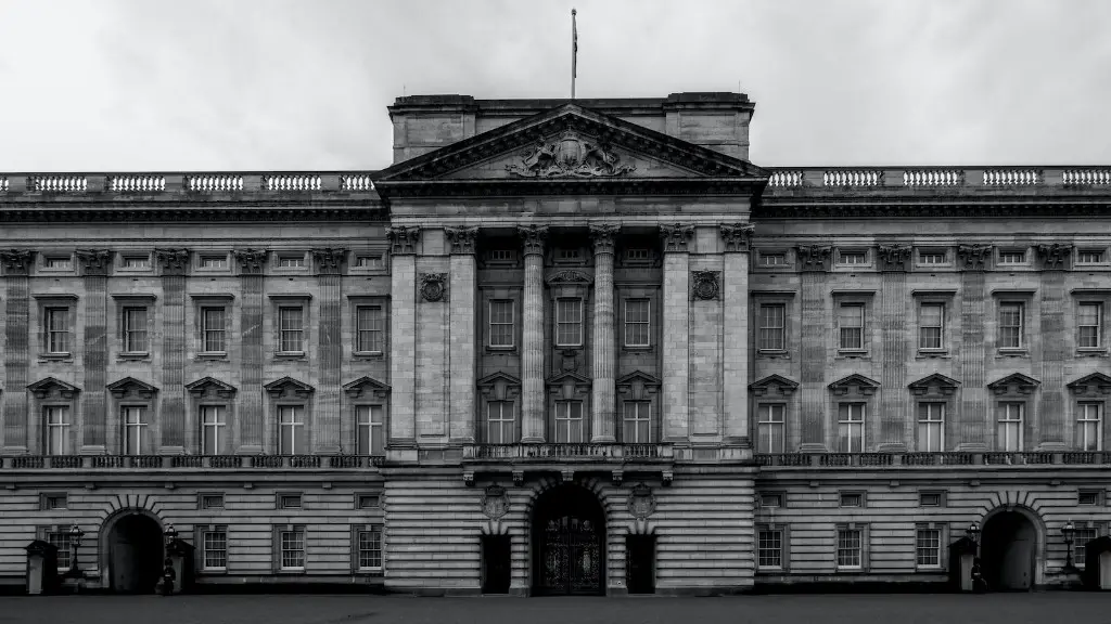 Who owns buckingham palace?