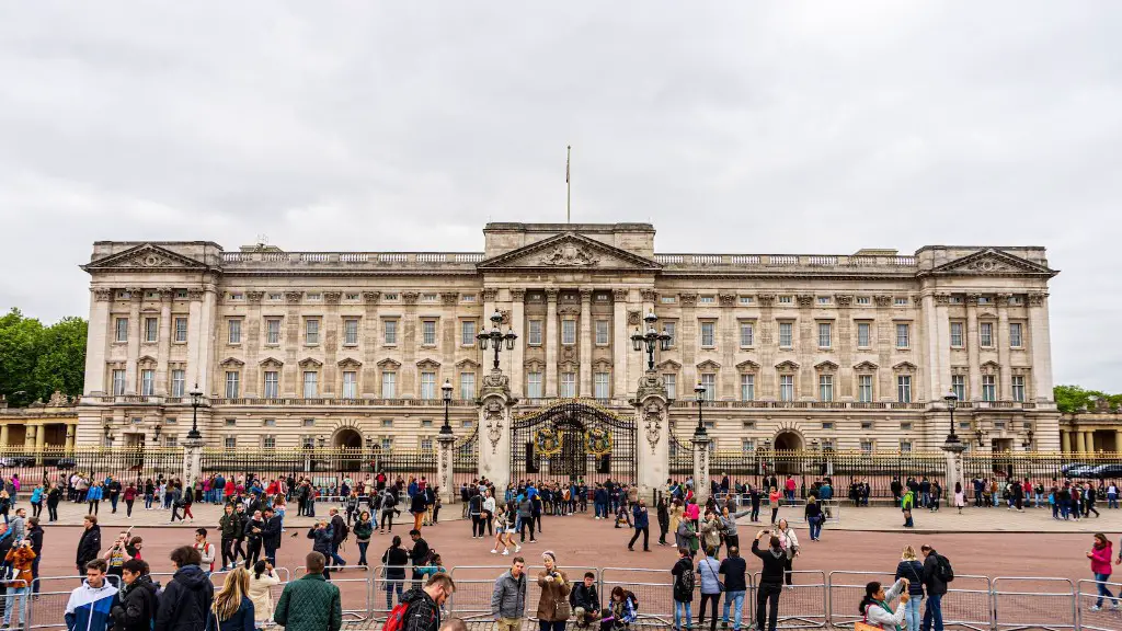 Does queen elizabeth live in buckingham palace?