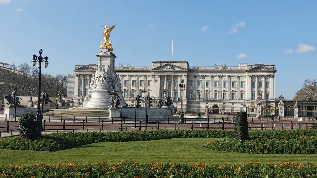 What is the distance from buckingham palace to windsor castle?