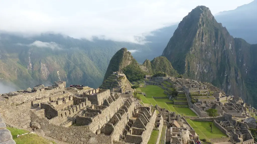 How many visitors to machu picchu each year?