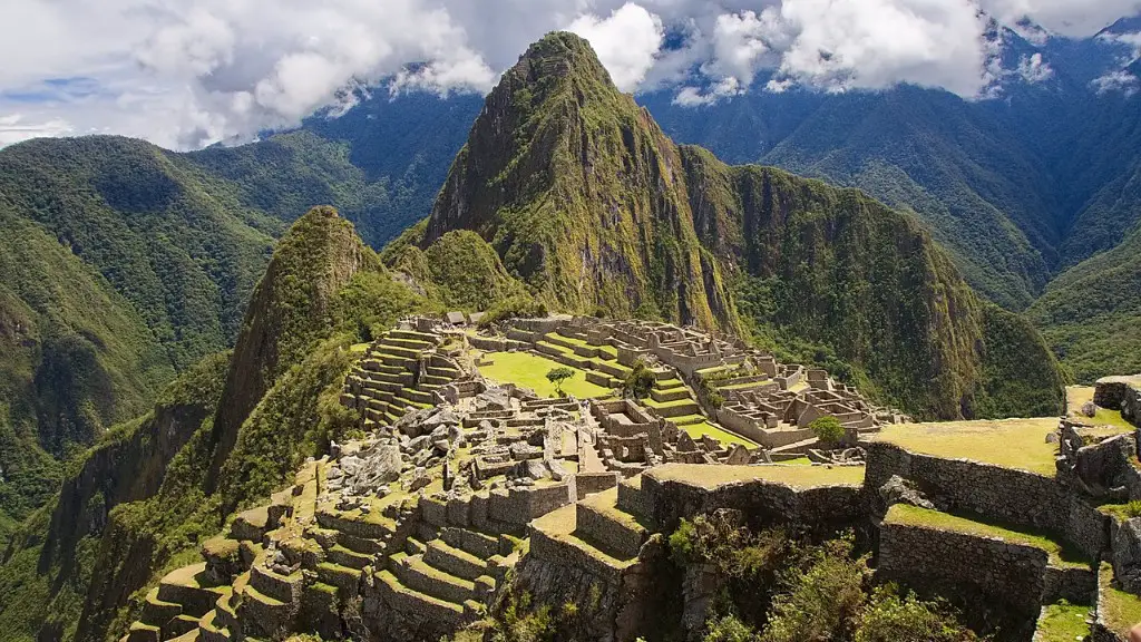 How far is machu picchu from santiago chile?