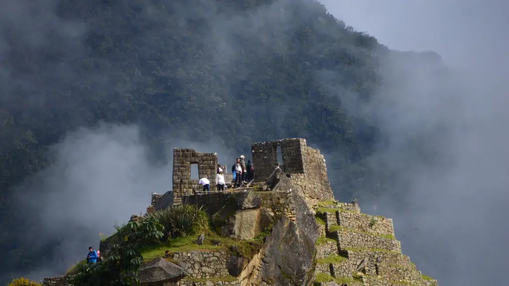 How many tourists visit machu picchu annually?