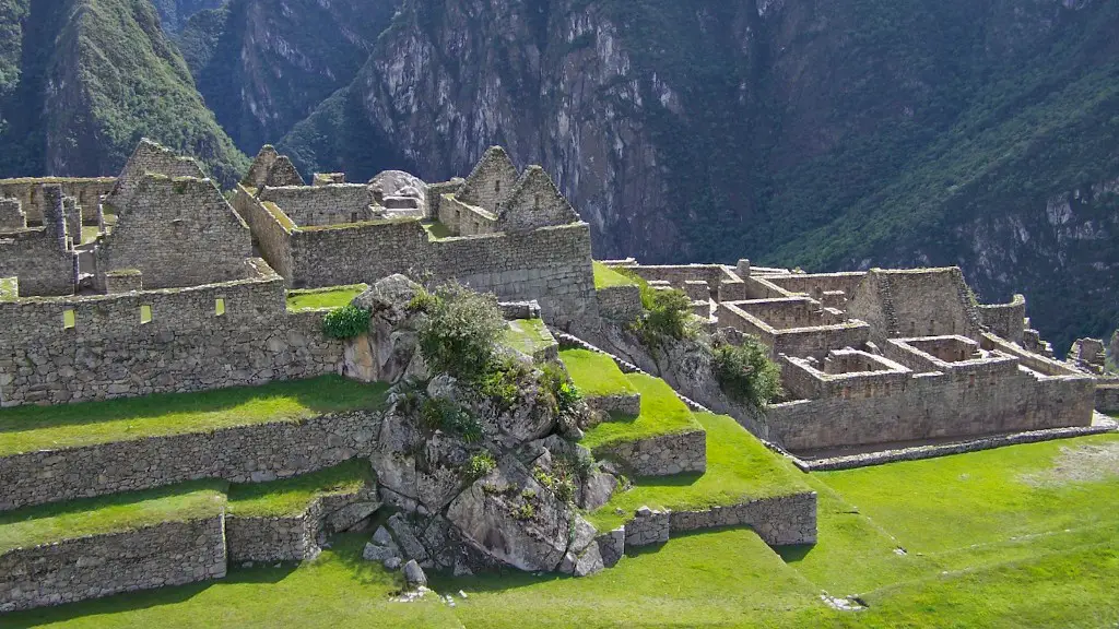 How far is machu picchu from cusco peru?