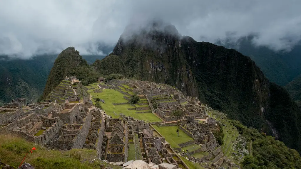 How do tourists get to machu picchu?