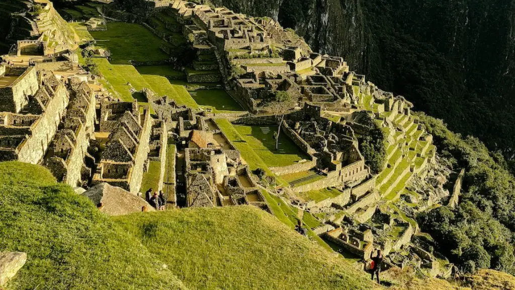 How many visitors to machu picchu each year?