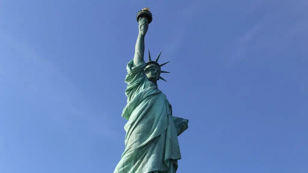 How much does the statue of liberty weigh in pounds?