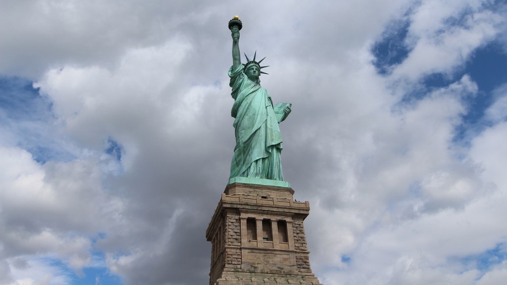 Does the statue of liberty light up at night?