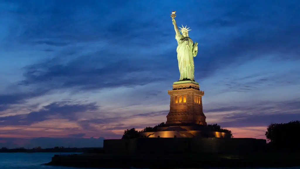 Does the statue of liberty light up at night?